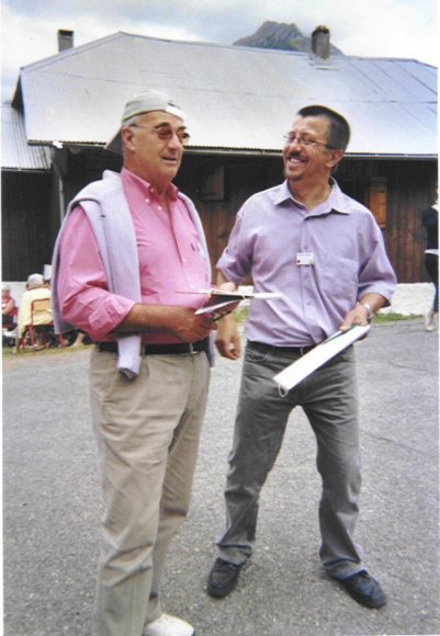 ...Sous l'oeil amus� du pr�sident actuel et de son pr�d�cesseur, qui tiennent les scores.