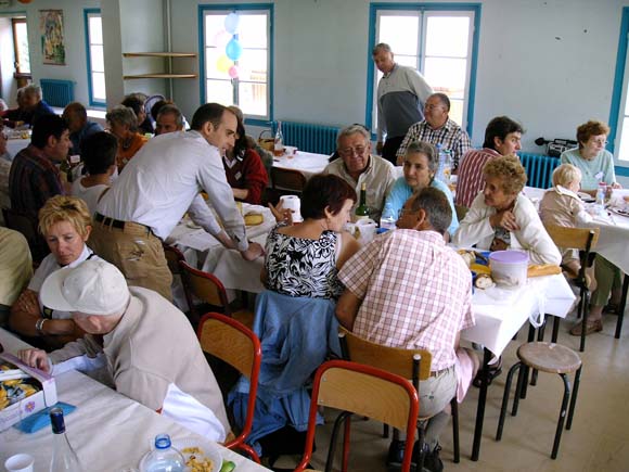 Repas - retrouvailles entre cousins.